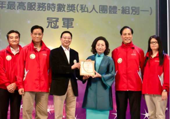 孙国林先生与恒爱义工队